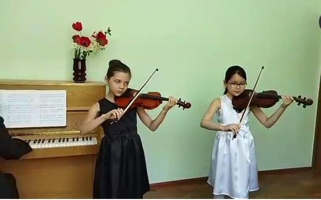 Видео-поздравление ученицы 3 "Б" класса Скотаренко Вероники, посвященный ко Дню Победы