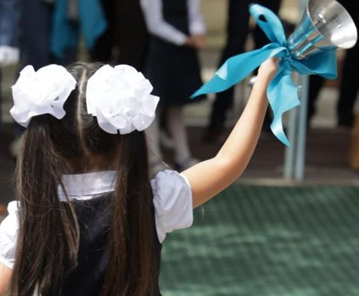 Вместо линеек во всех казахстанских школах пройдёт единый классный час, посвящённый завершению учебного года.