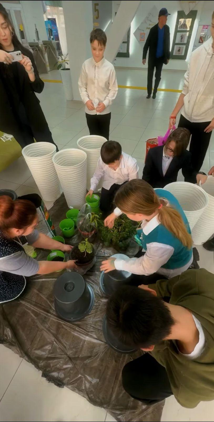 «Таза Қазақстан» жобасы аясында мектептің ішкі аумағында гүл отырғызу шарасы өткізілді